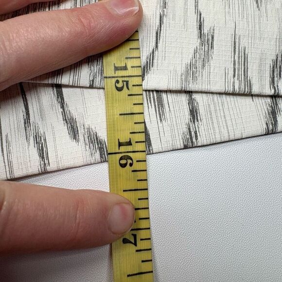 Athleta size 22 Trekkie North short Texture Magnolia Grey/White - Picture 6 of 8